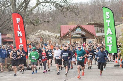People beginning their race for the Cleveland Metroparks Race Series presented by CrossCountry Mortgage